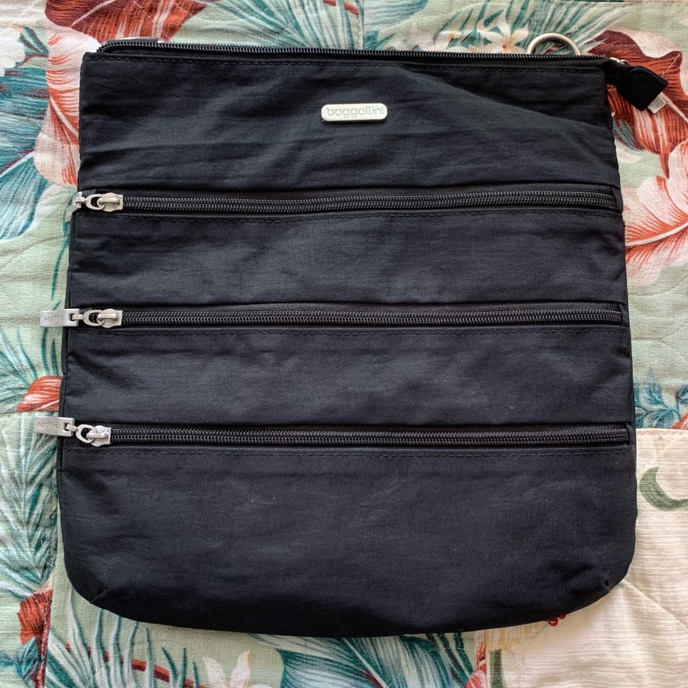 Baggallini pocket crossbody bag